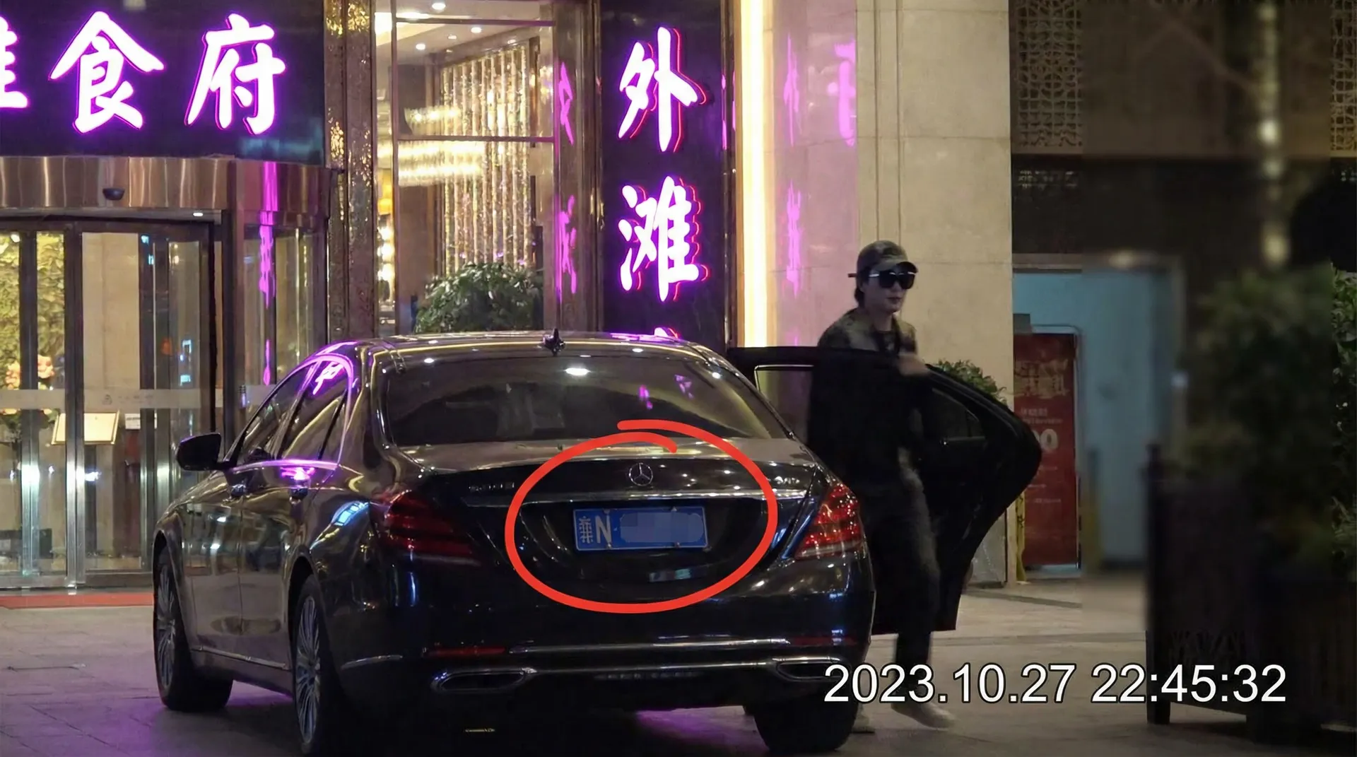51吃瓜 - 豪车餐厅外偷拍